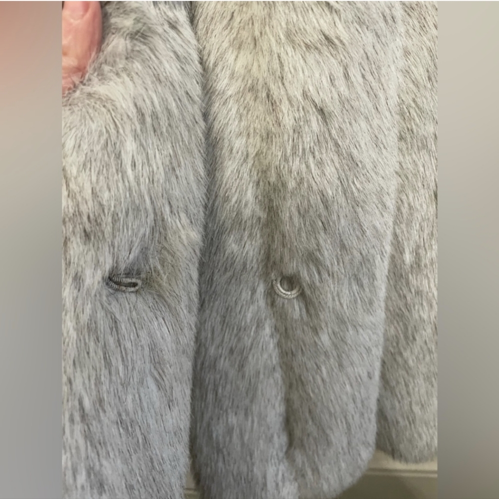 Luxurious Vintage Faux Fur Coat - Picture 4 of 10